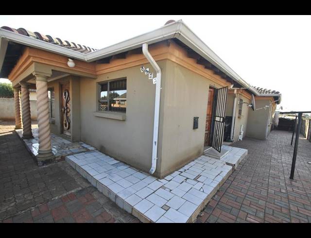 4 BEDROOM HOUSE FOR SALE IN VOSLOORUS